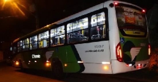 Homens com facas assaltam ônibus em Itabira